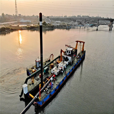 Bateau de dragage de sable à aspiration avec pompe sous-marine
