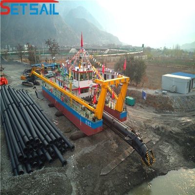 Un bateau de dragage de sable à aspiration de 20 pouces avec contrôle hydraulique