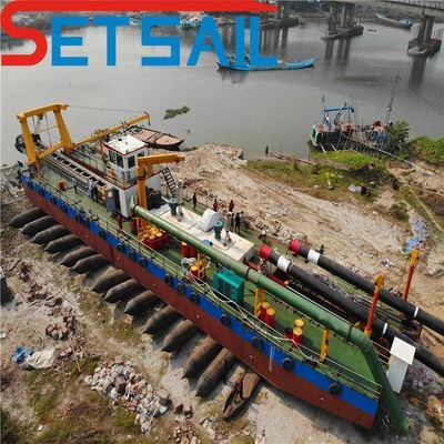 Le réservoir du port de River Lake est dragué avec une drague à aspiration de 24 pouces à une profondeur de 20 m.