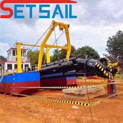 Distance de décharge de 500 à 2000 m Type de fente CTS Système hydraulique 24 pouces Dredger à aspiration