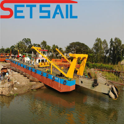 Distance de décharge de 500 à 2000 m Type de fente CTS Système hydraulique 24 pouces Dredger à aspiration
