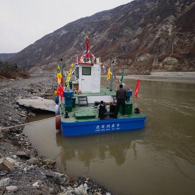 Un bateau de pêche pour pêcheurs et dragueurs