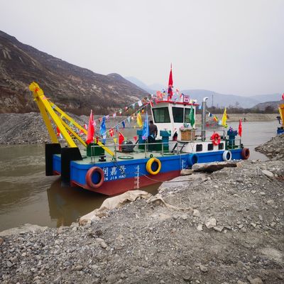 Un bateau de pêche pour pêcheurs et dragueurs