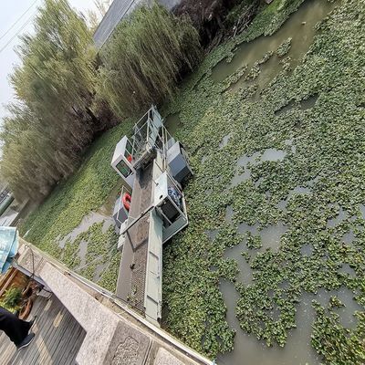 Nettoyage de jacinthes aquatiques professionnel avec une vitesse de travail de 3,5 à 5 kn/h